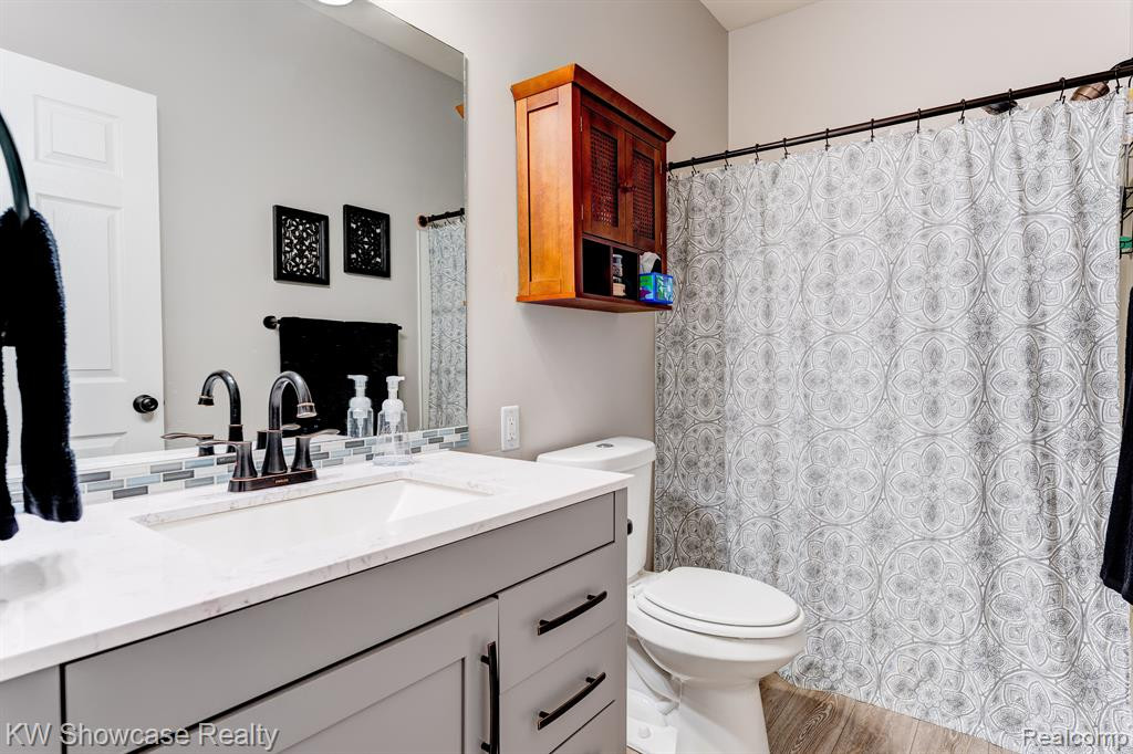 555 RIVIERA Court, Walled Lake, MI 48390 — Photo 22