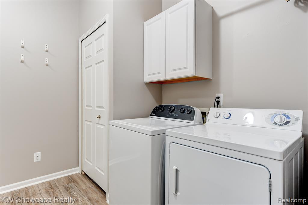555 RIVIERA Court, Walled Lake, MI 48390 — Photo 23