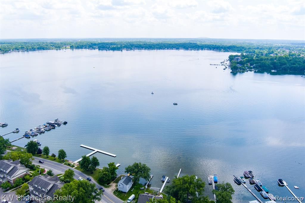 555 RIVIERA Court, Walled Lake, MI 48390 — Photo 24