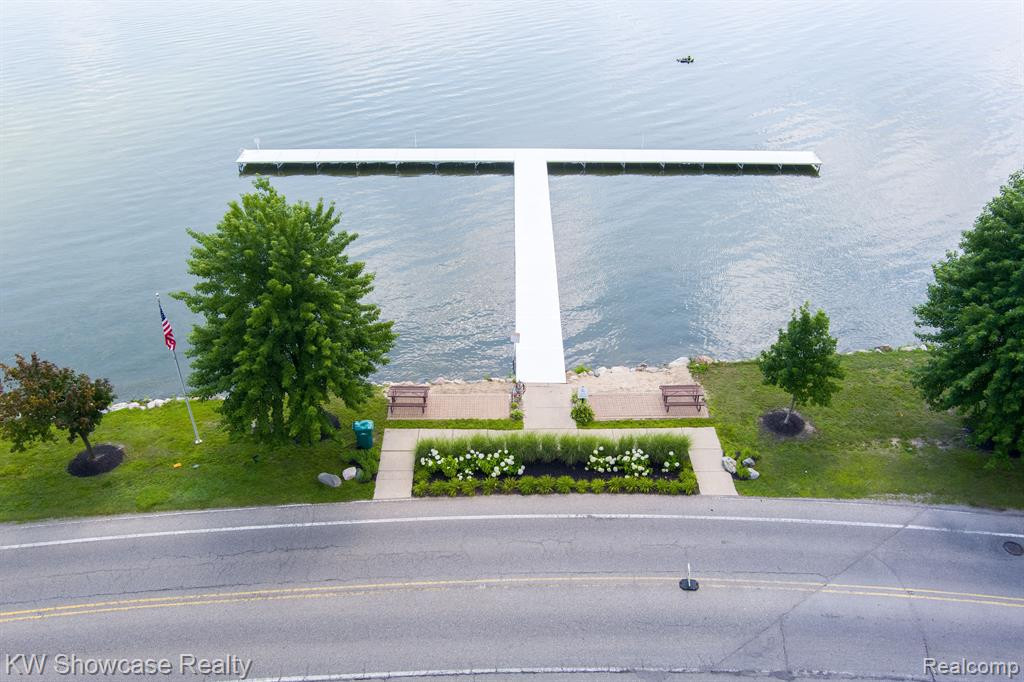 555 RIVIERA Court, Walled Lake, MI 48390 — Photo 25