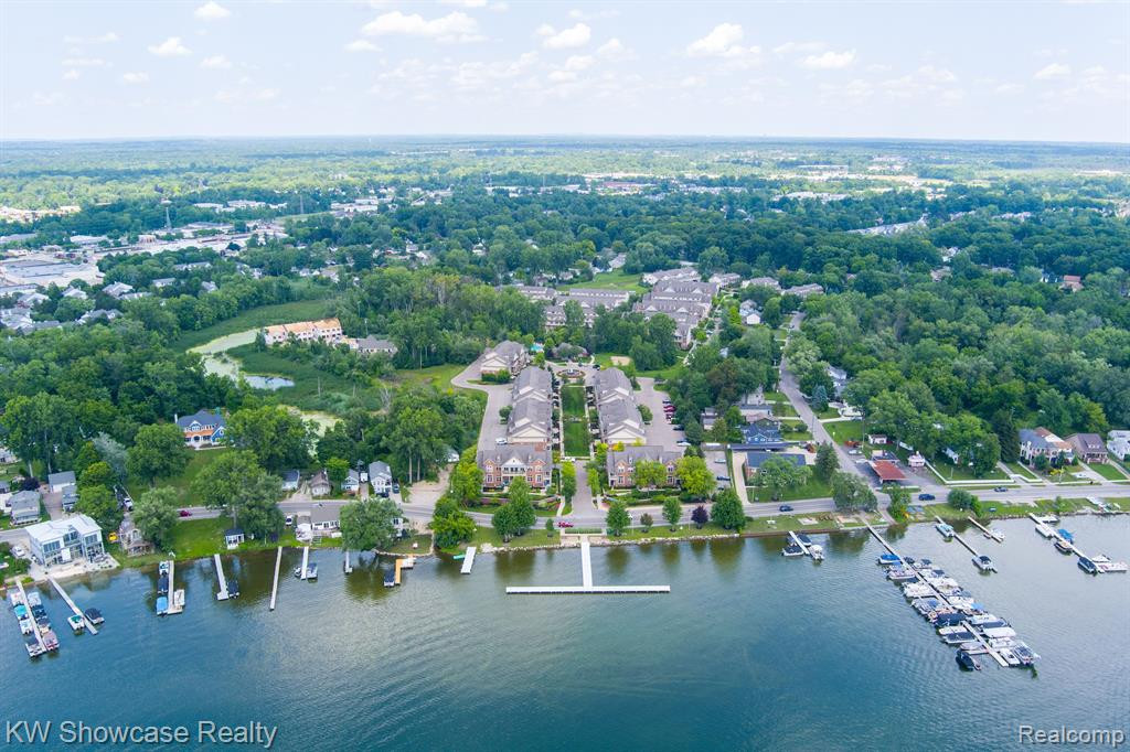 555 RIVIERA Court, Walled Lake, MI 48390 — Photo 26