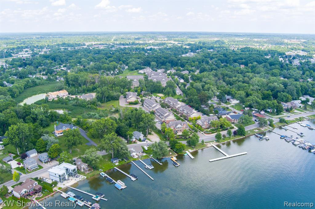 555 RIVIERA Court, Walled Lake, MI 48390 — Photo 27