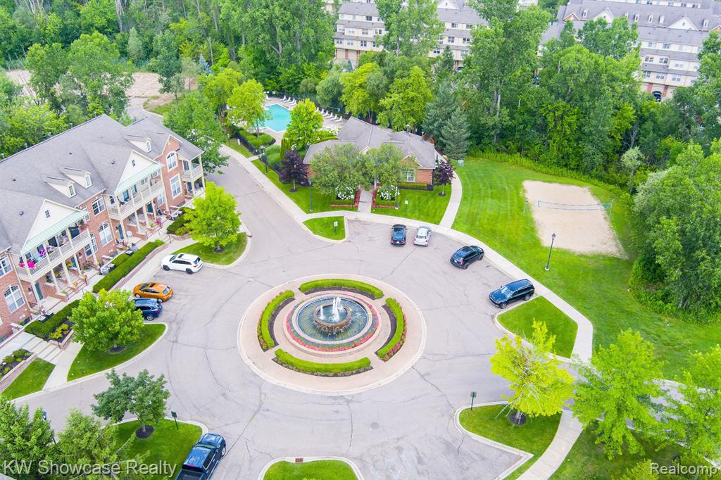 555 RIVIERA Court, Walled Lake, MI 48390 — Photo 28