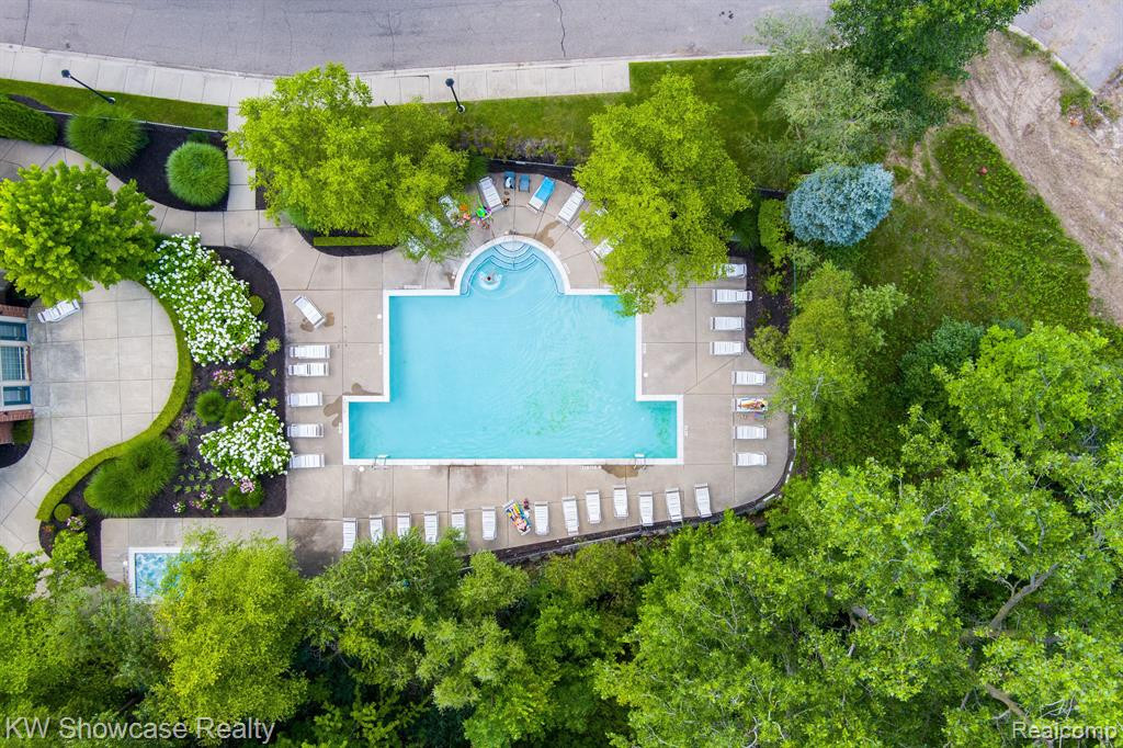 555 RIVIERA Court, Walled Lake, MI 48390 — Photo 30