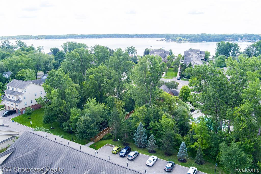 555 RIVIERA Court, Walled Lake, MI 48390 — Photo 32