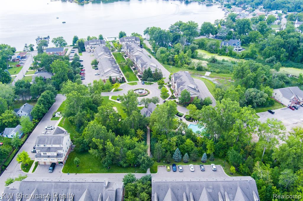 555 RIVIERA Court, Walled Lake, MI 48390 — Photo 33
