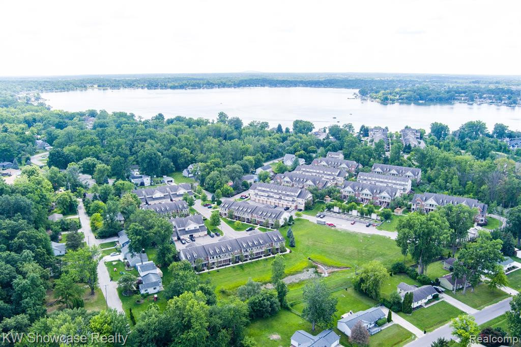 555 RIVIERA Court, Walled Lake, MI 48390 — Photo 34