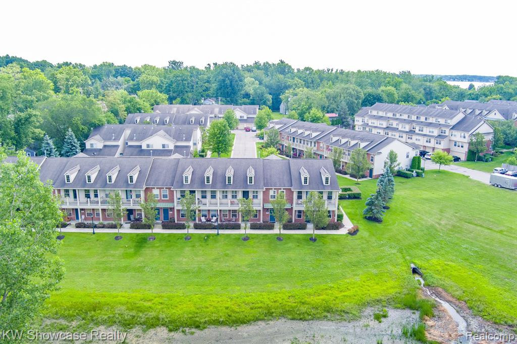 555 RIVIERA Court, Walled Lake, MI 48390 — Photo 36