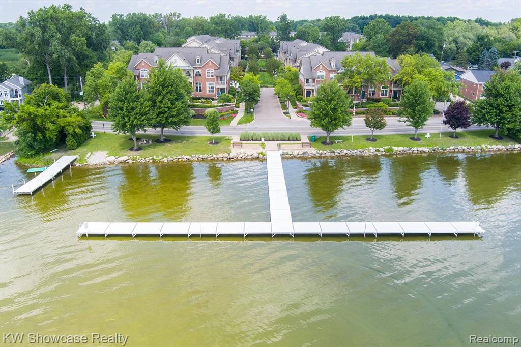 555 RIVIERA Court, Walled Lake, MI 48390 — Photo 37