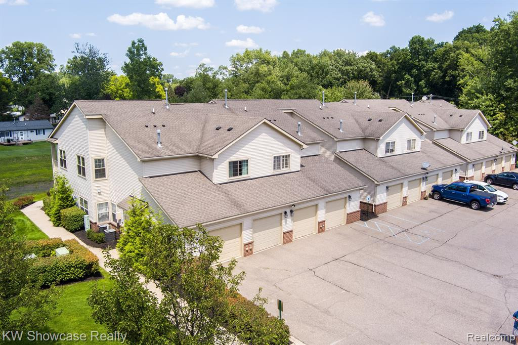 555 RIVIERA Court, Walled Lake, MI 48390 — Photo 38