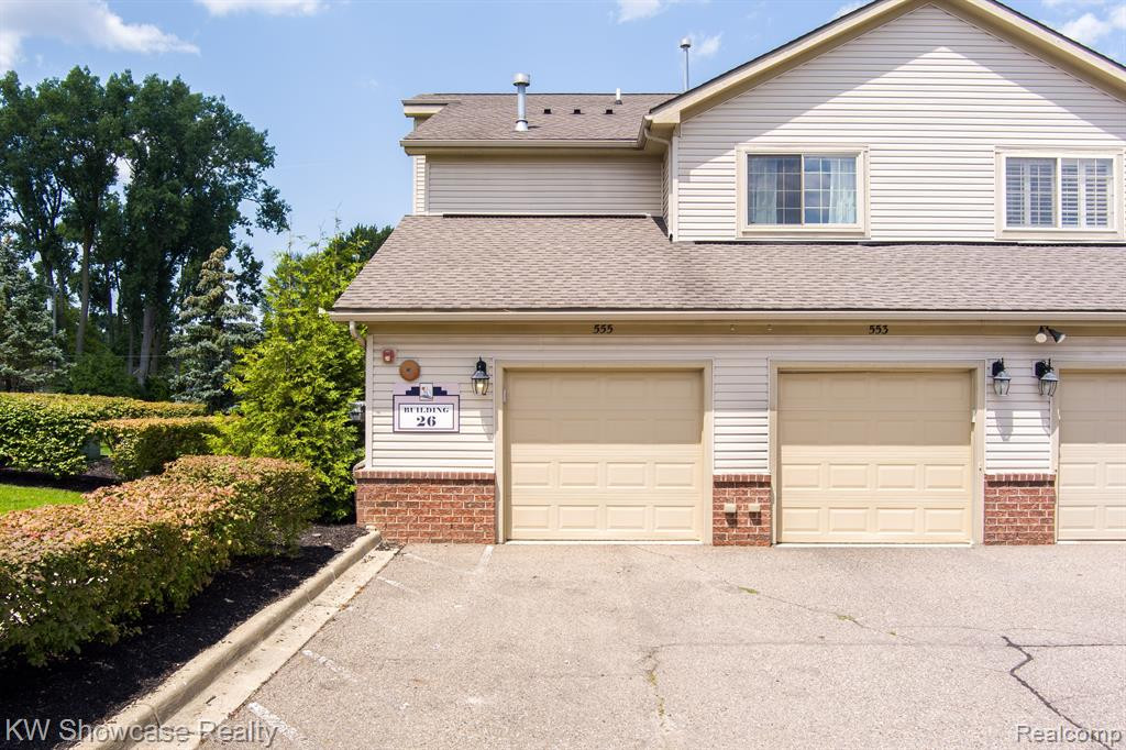 555 RIVIERA Court, Walled Lake, MI 48390 — Photo 39