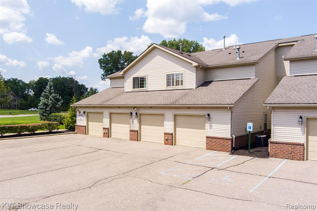 555 RIVIERA Court, Walled Lake, MI 48390 — Photo 40