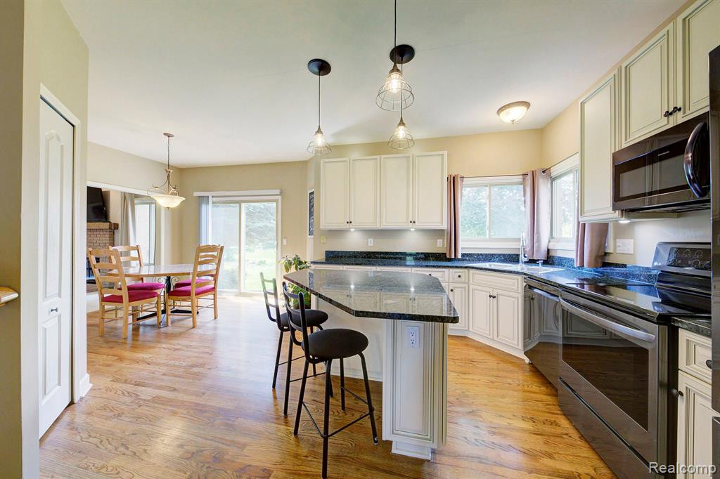 48223 CHESTERFIELD Drive S, Canton, MI 48187 — Photo 22