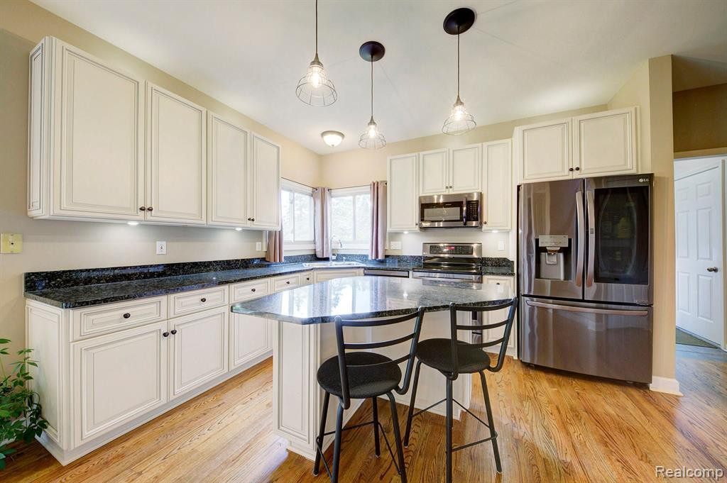 48223 CHESTERFIELD Drive S, Canton, MI 48187 — Photo 23