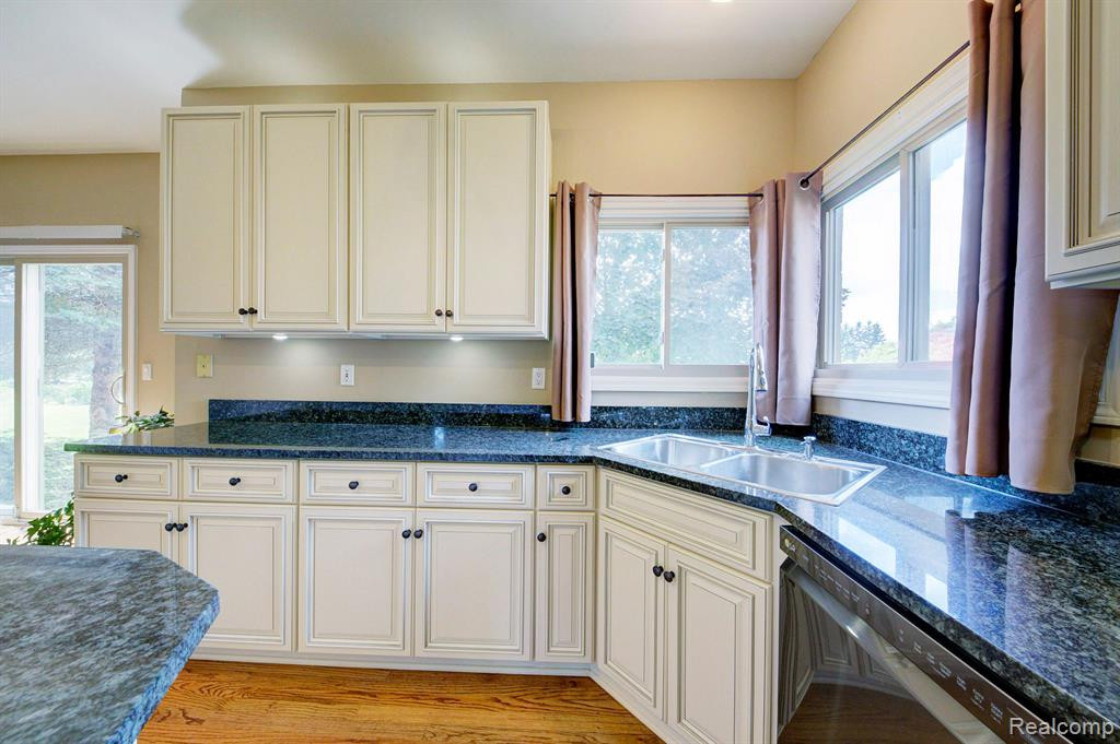 48223 CHESTERFIELD Drive S, Canton, MI 48187 — Photo 24