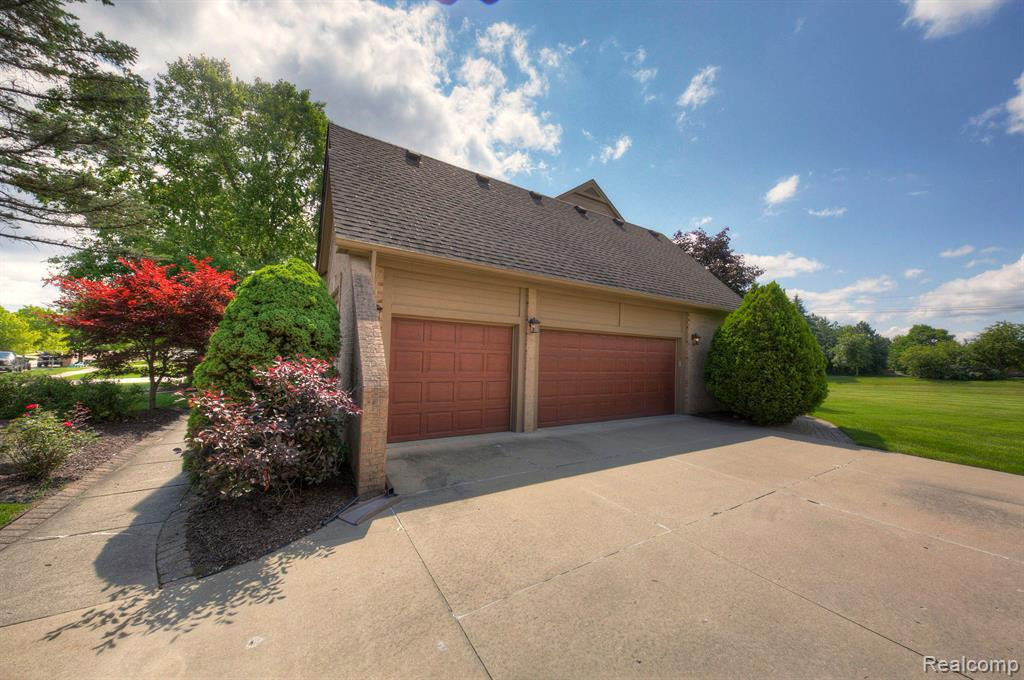 48223 CHESTERFIELD Drive S, Canton, MI 48187 — Photo 47