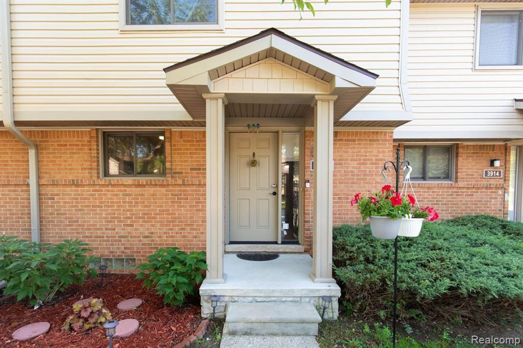 3912 OLD CREEK Road, Troy, MI 48084 — Photo 2