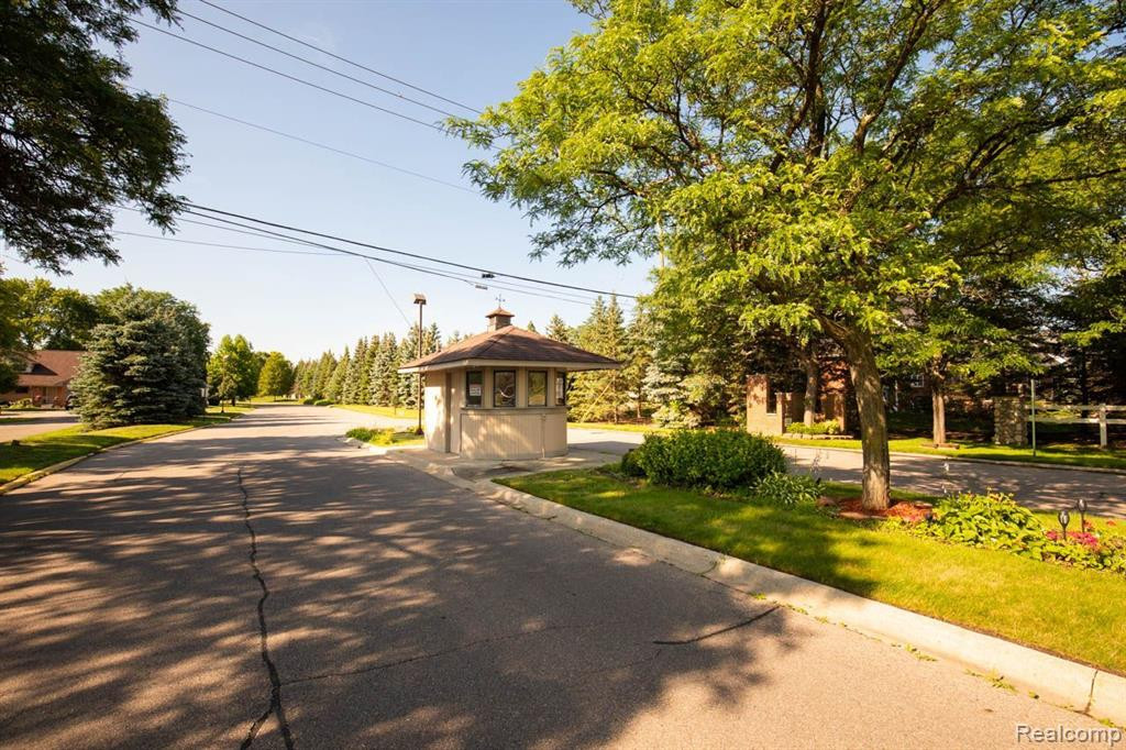 3912 OLD CREEK Road, Troy, MI 48084 — Photo 4