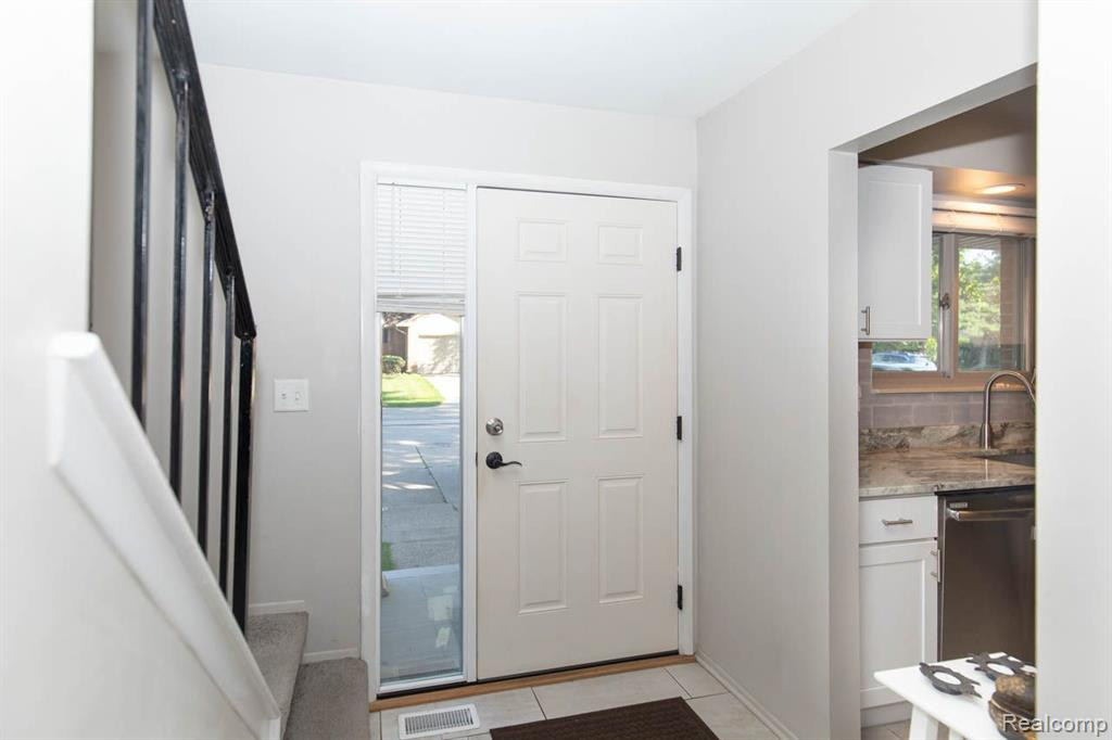 3912 OLD CREEK Road, Troy, MI 48084 — Photo 7
