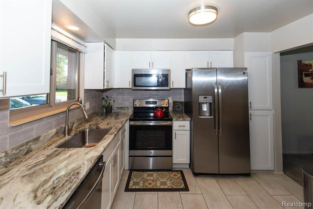 3912 OLD CREEK Road, Troy, MI 48084 — Photo 9