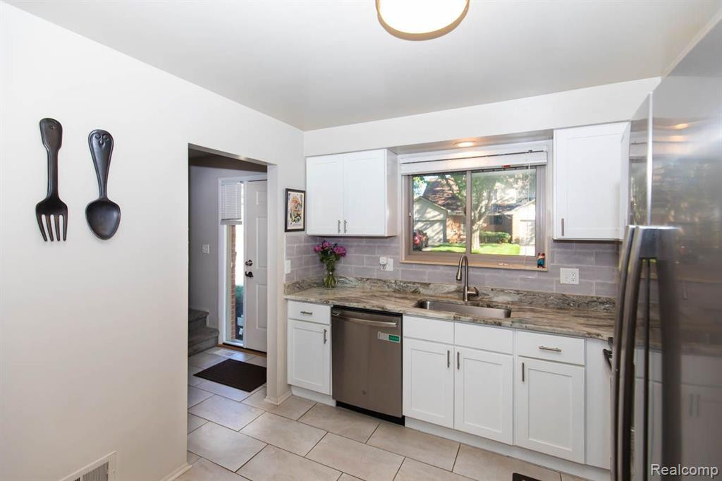 3912 OLD CREEK Road, Troy, MI 48084 — Photo 10
