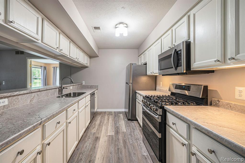 1641 WEATHERSTONE Drive, Ann Arbor, MI 48108 — Photo 6