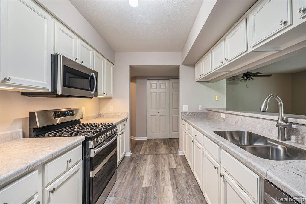 1641 WEATHERSTONE Drive, Ann Arbor, MI 48108 — Photo 7