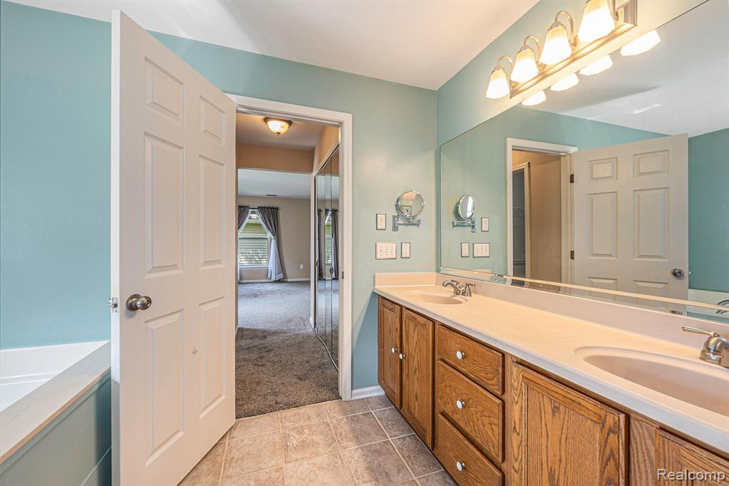 1641 WEATHERSTONE Drive, Ann Arbor, MI 48108 — Photo 11