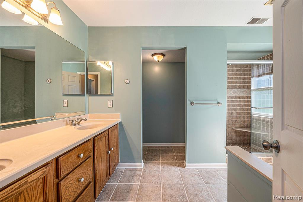 1641 WEATHERSTONE Drive, Ann Arbor, MI 48108 — Photo 12