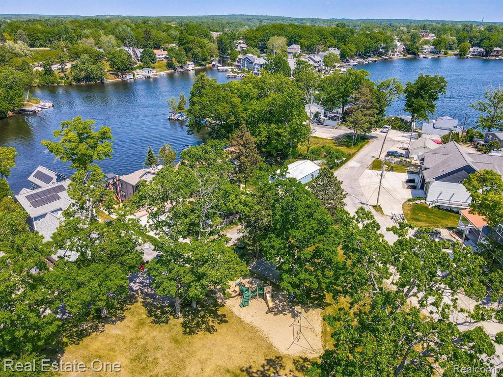 367 OAK Lane, Lake Orion, MI 48362 — Photo 11