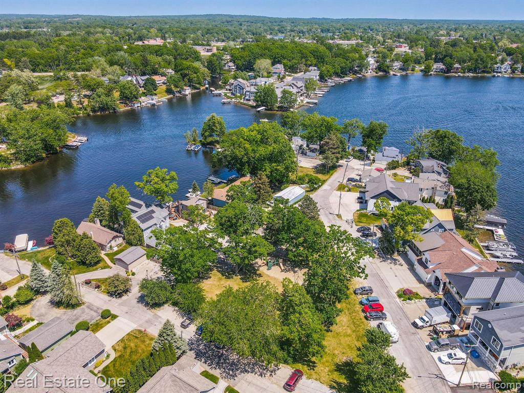 367 OAK Lane, Lake Orion, MI 48362 — Photo 16
