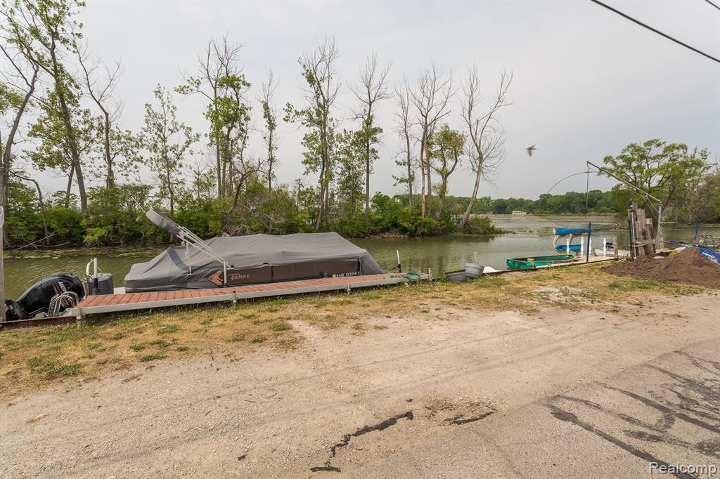 6988 LAKESHORE Drive, Newport, MI 48166 — Photo 4