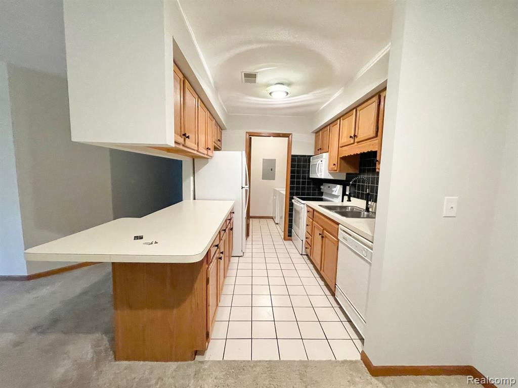 1345 HARBOUR Boulevard, 99, Trenton, MI 48183 — Photo 4