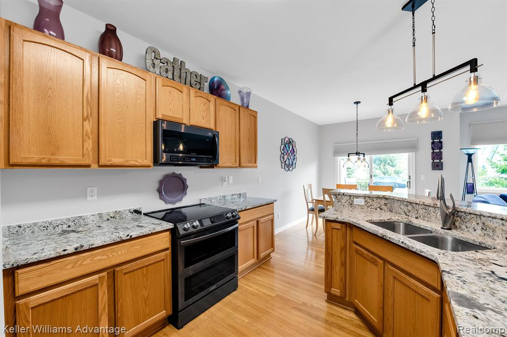 24372 HEATHERWOOD Drive, South Lyon, MI 48178 — Photo 6
