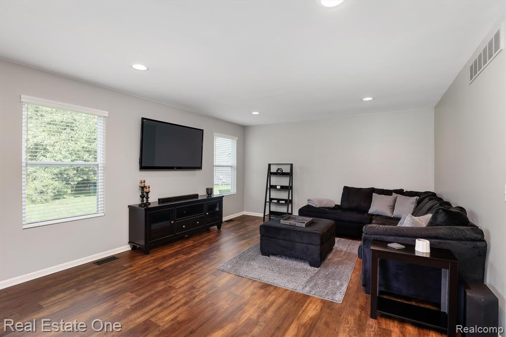 37492 S Dianne Lane, New Boston, MI 48164 — Photo 11