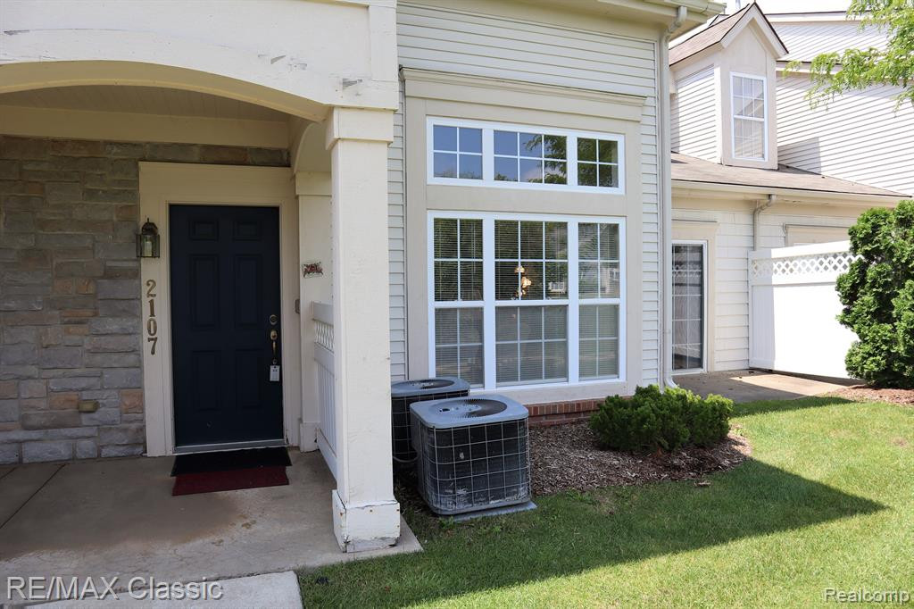 2107 TRAILWAY Court, Commerce Twp, MI 48390 — Photo 2
