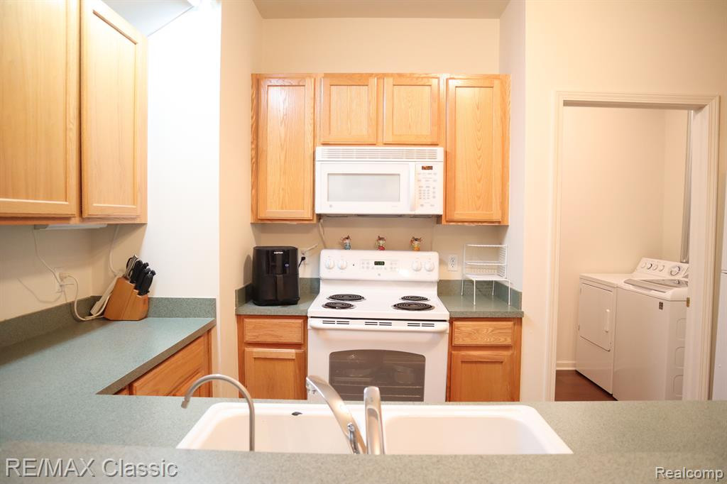 2107 TRAILWAY Court, Commerce Twp, MI 48390 — Photo 8
