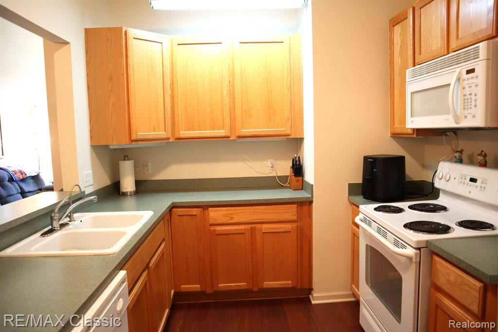2107 TRAILWAY Court, Commerce Twp, MI 48390 — Photo 9