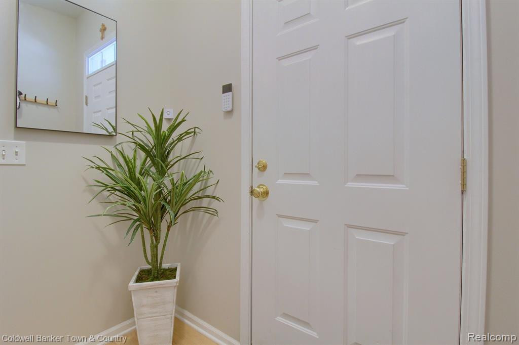 1172 FOUNTAIN VIEW Circle, South Lyon, MI 48178 — Photo 4