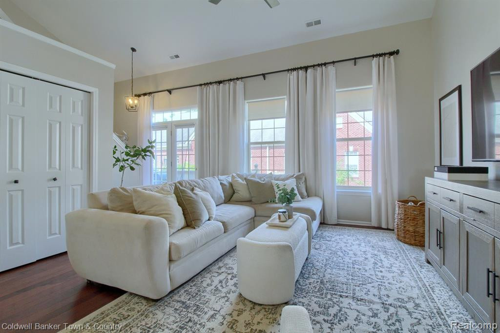 1172 FOUNTAIN VIEW Circle, South Lyon, MI 48178 — Photo 7