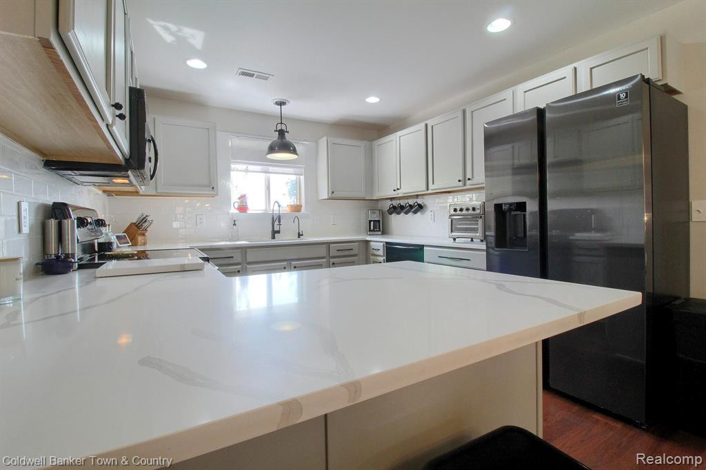 1172 FOUNTAIN VIEW Circle, South Lyon, MI 48178 — Photo 10