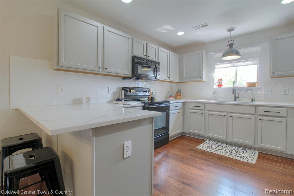 1172 FOUNTAIN VIEW Circle, South Lyon, MI 48178 — Photo 11