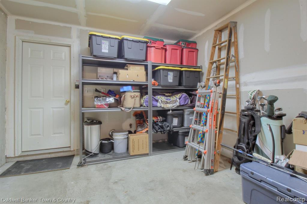 1172 FOUNTAIN VIEW Circle, South Lyon, MI 48178 — Photo 33