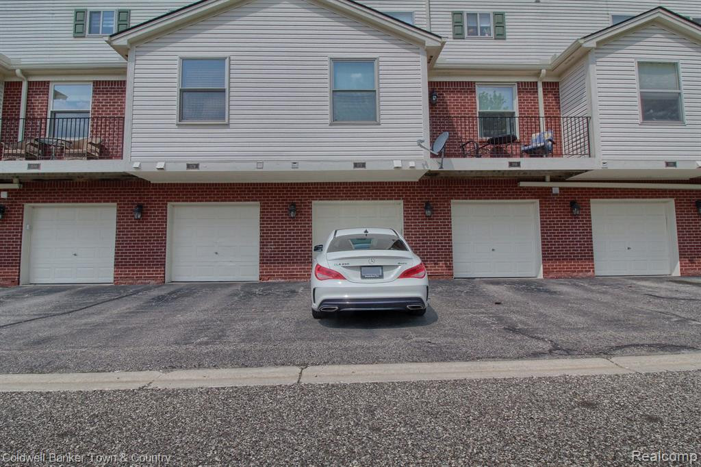 1172 FOUNTAIN VIEW Circle, South Lyon, MI 48178 — Photo 34