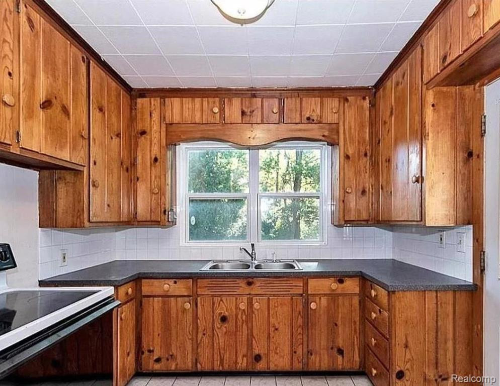 556 N HAGADORN Road, East Lansing, MI 48823 — Photo 6