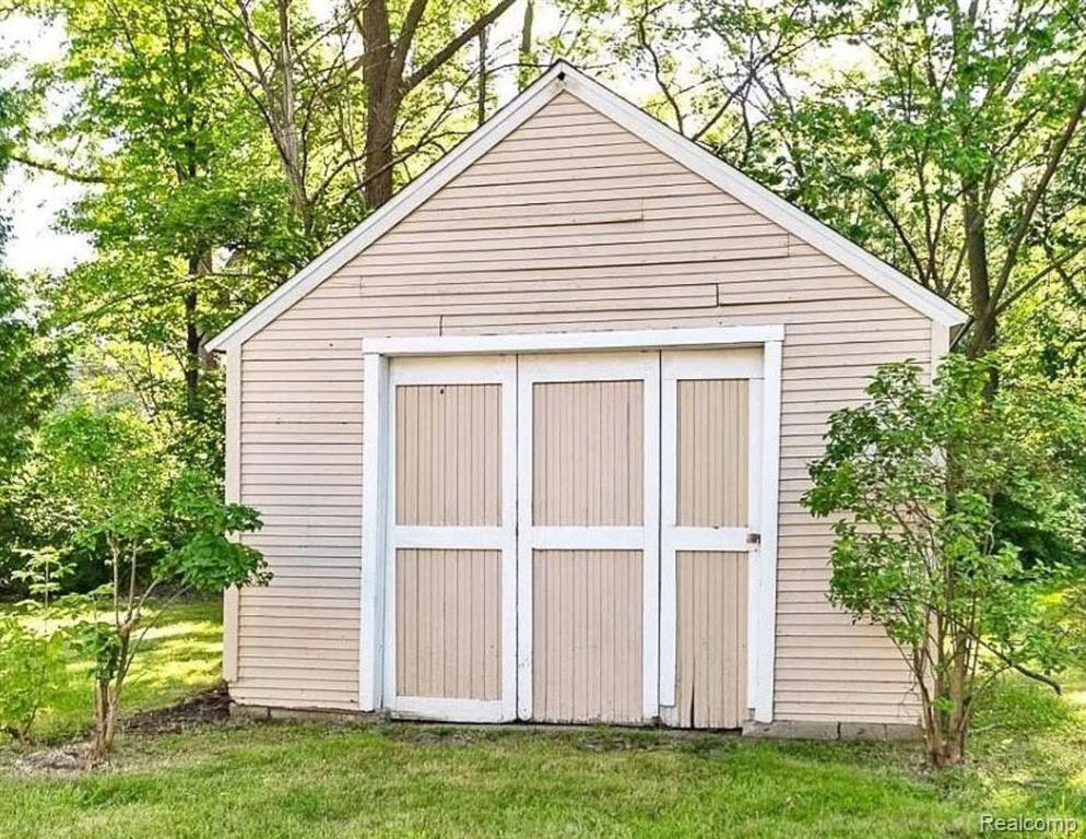 556 N HAGADORN Road, East Lansing, MI 48823 — Photo 17