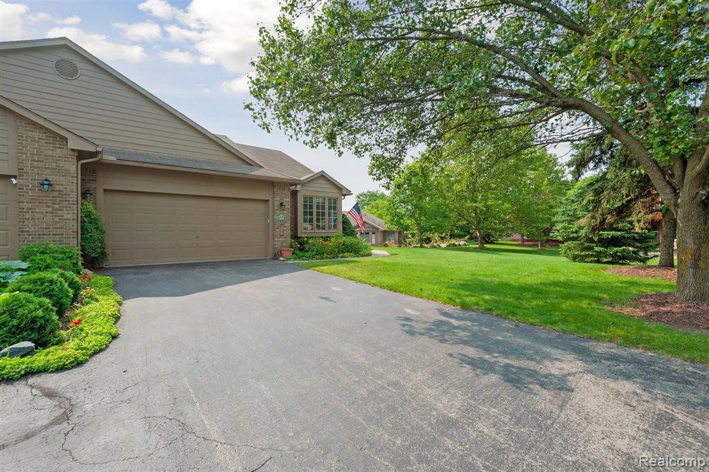 1250 PEPPERIDGE Way, Ann Arbor, MI 48105 — Photo 2