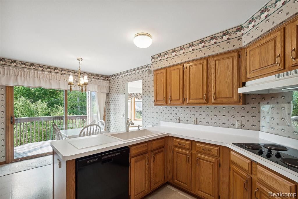 1250 PEPPERIDGE Way, Ann Arbor, MI 48105 — Photo 13