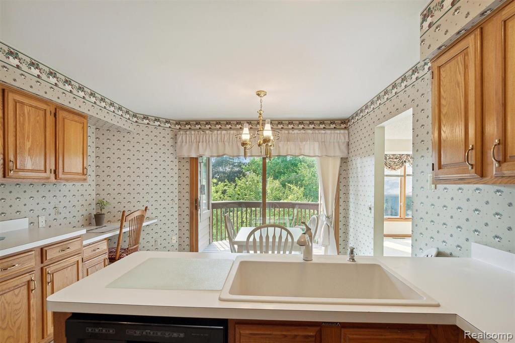 1250 PEPPERIDGE Way, Ann Arbor, MI 48105 — Photo 17