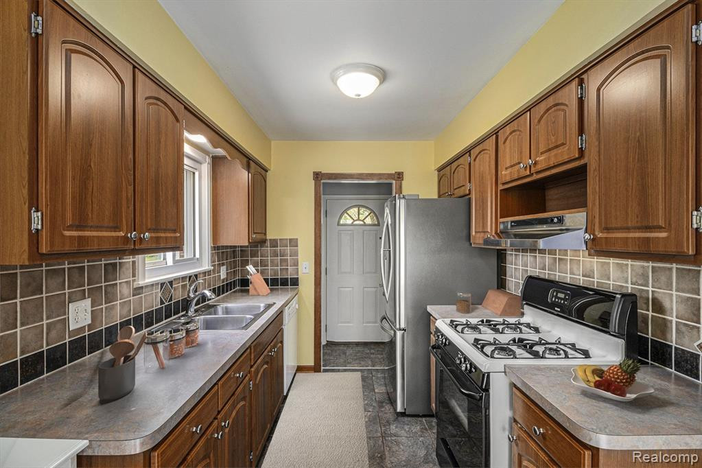3300 FERNWOOD Avenue, Ann Arbor, MI 48108 — Photo 2